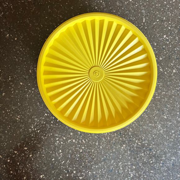 Vintage Tupperware Yellow Large Servalier Container # 1204-8 w/Lid 8 inches diam - Picture 2 of 4